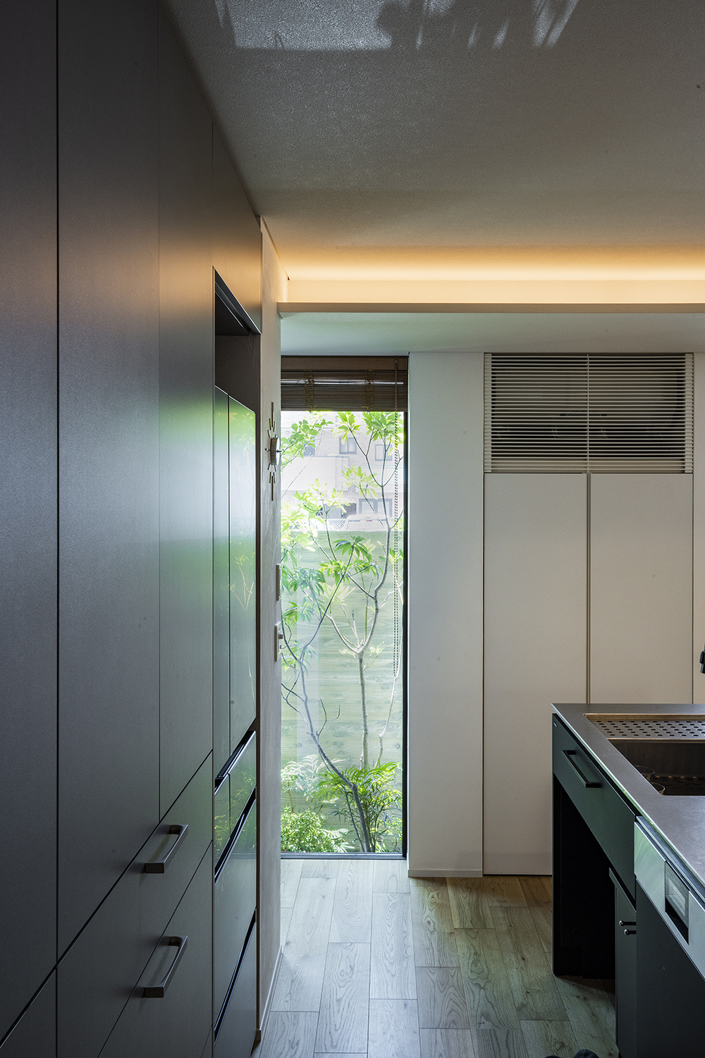 【神戸】緑豊かな庭へと繋がるキッチン