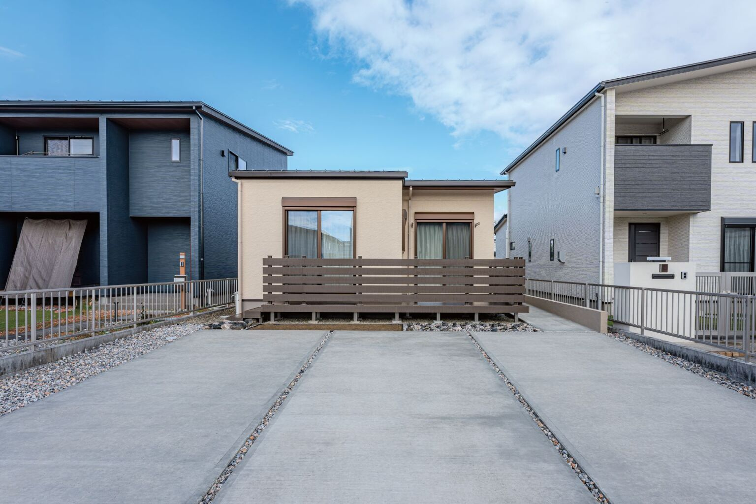 駐車場は広々3台分のスペースを確保