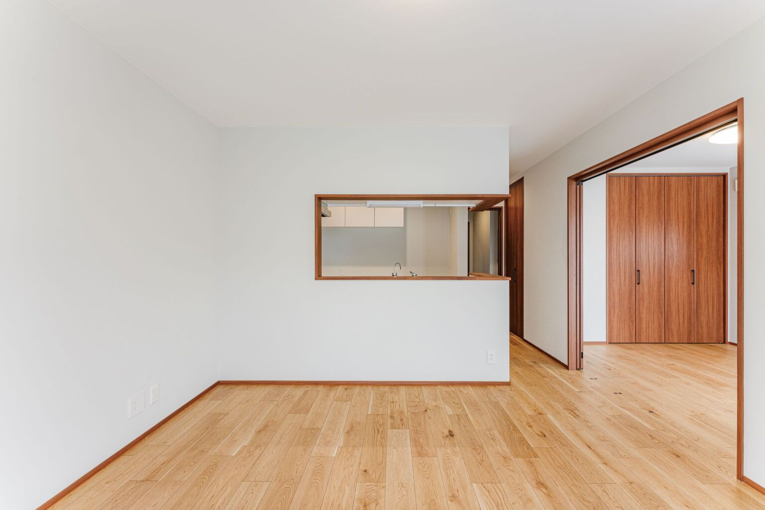 白い壁×木目調の床のシンプルLDK