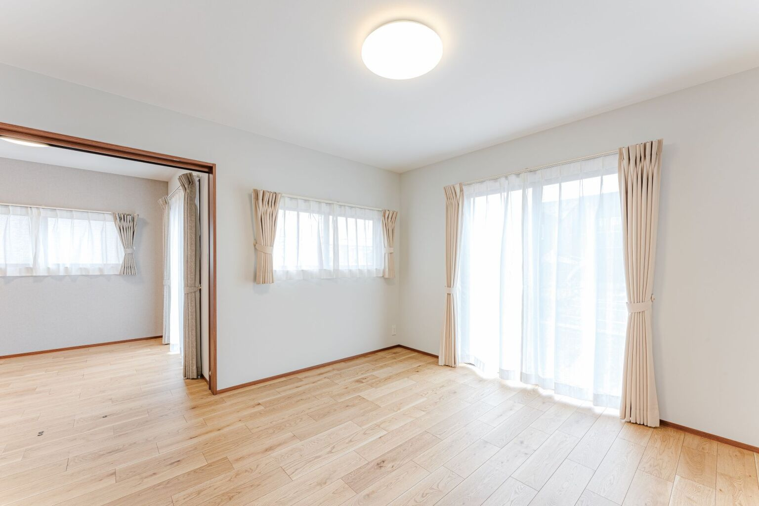 窓を多くし、各方向から光が入るリビング