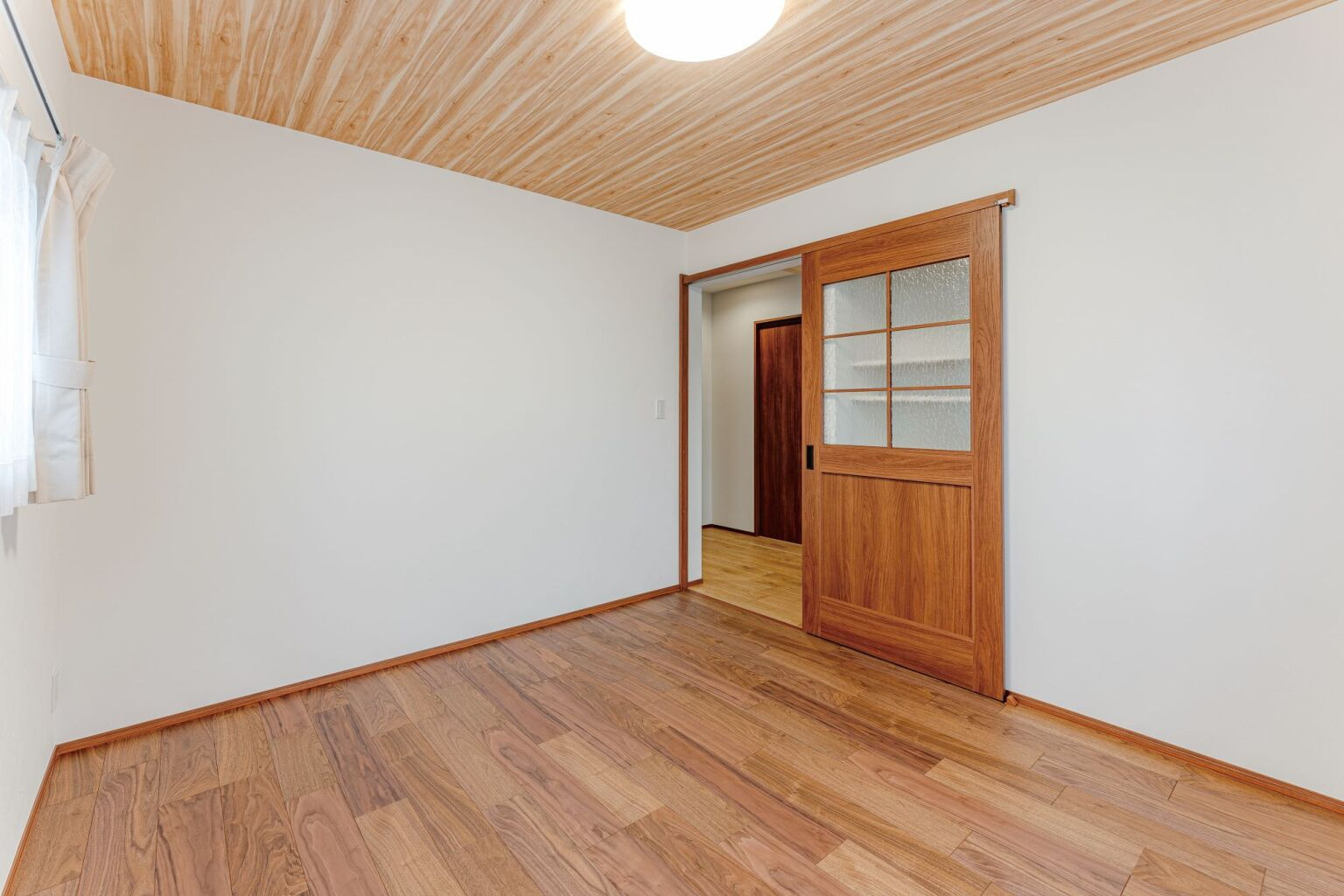 すりガラスの引き戸がおしゃれな洋室