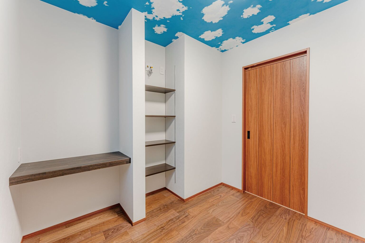 青空クロスのある作業部屋