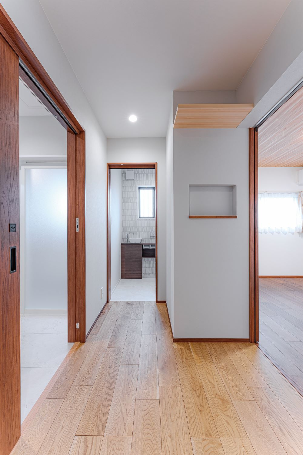 各部屋の窓から光が入る廊下