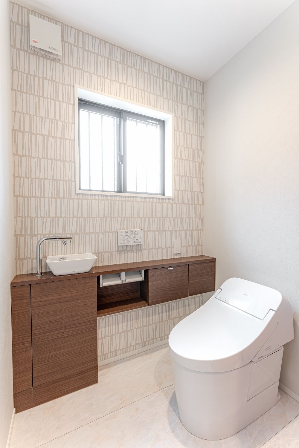 ブラウン木調棚のおしゃれ×シンプルなトイレ