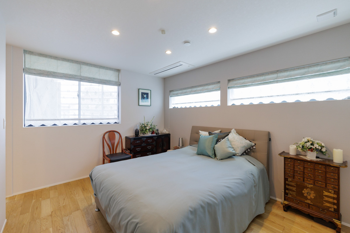 二面採光で明るく、シンプルに整えた寝室