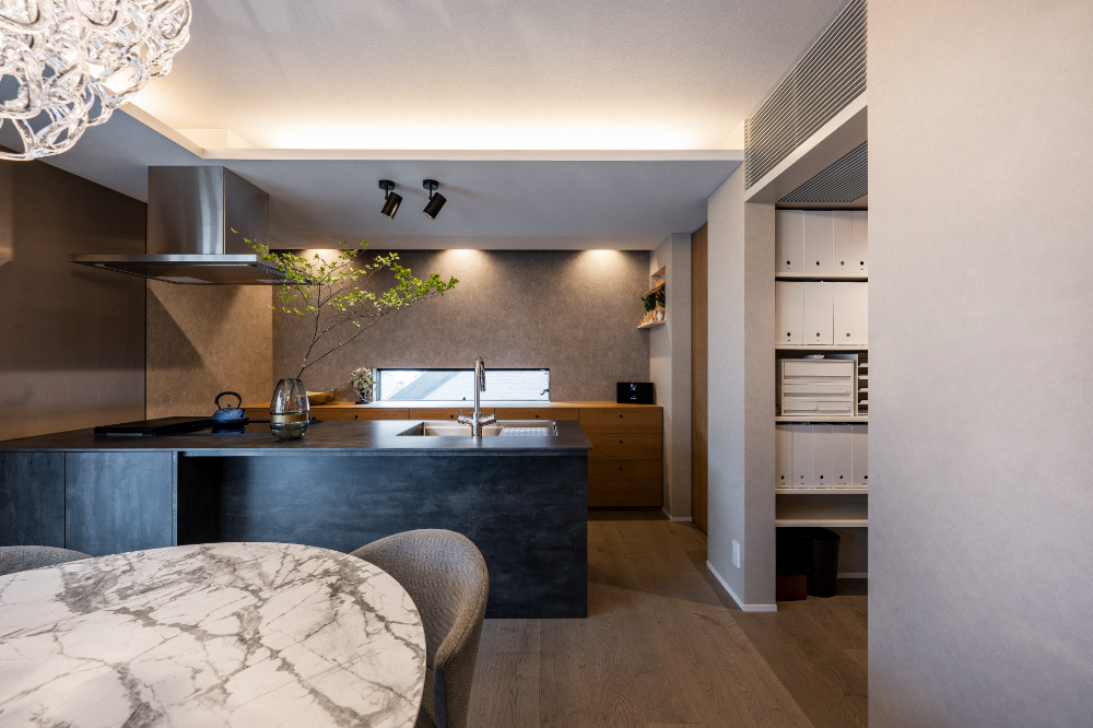 【神戸】オーダーメイドで仕上げたモダンで重厚感のあるキッチン