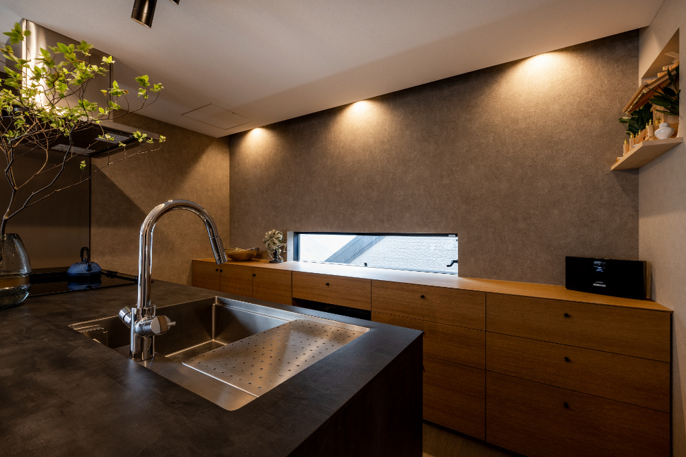 【神戸】オーダーメイドで仕上げたモダンで重厚感のあるキッチン