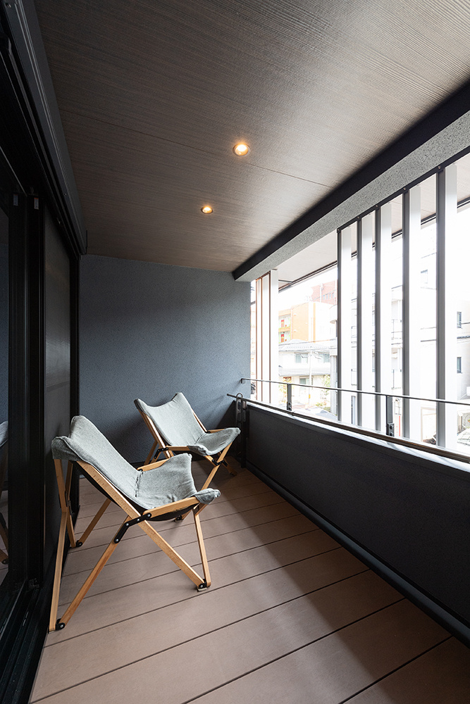 店舗のような個性的なデザインが印象的な木造3階建ての家｜中庭のある家×重量木骨