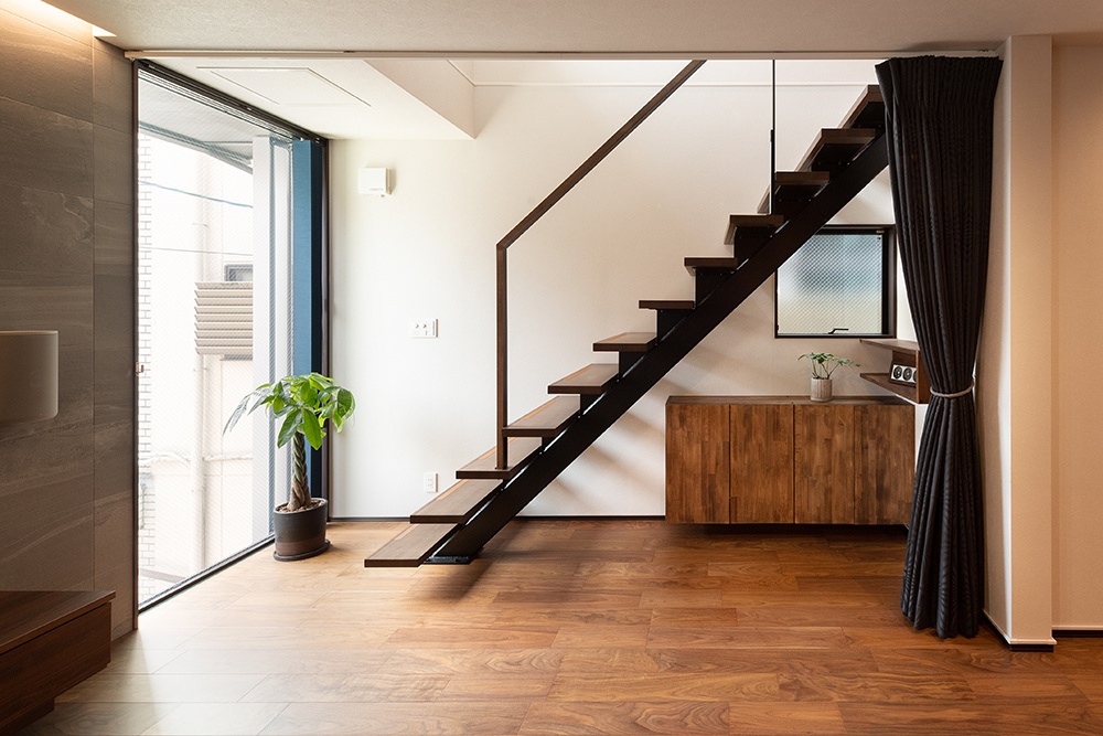 店舗のような個性的なデザインが印象的な木造3階建ての家｜中庭のある家×重量木骨