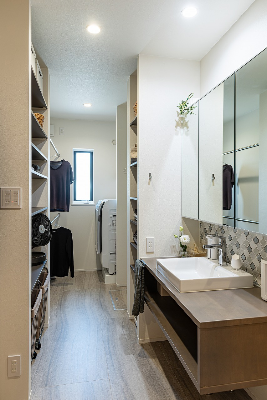 水平ラインが美しい、凛と佇む平屋｜中庭のある家×平屋