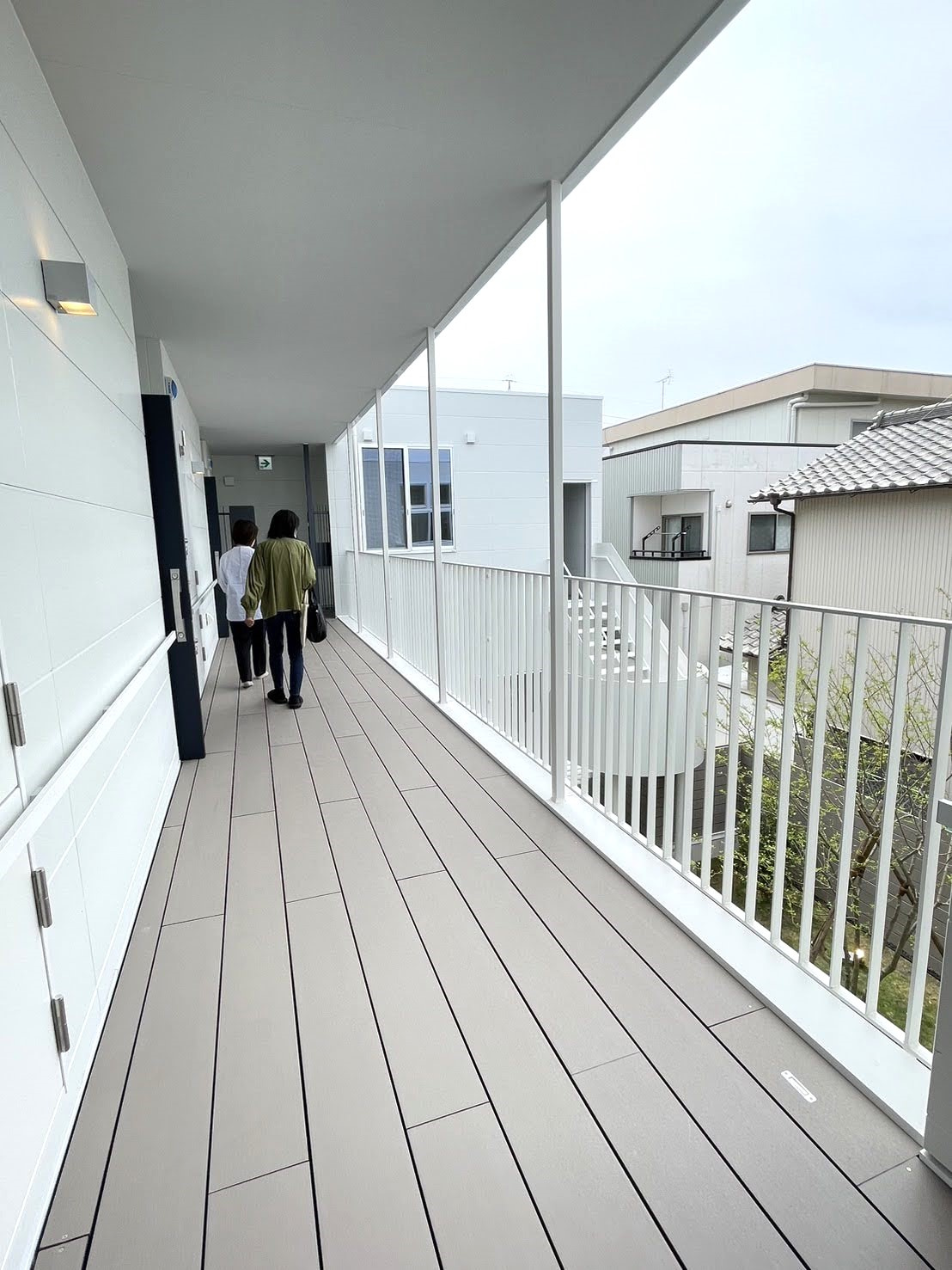 ウッドデッキのようなデザインの共用廊下