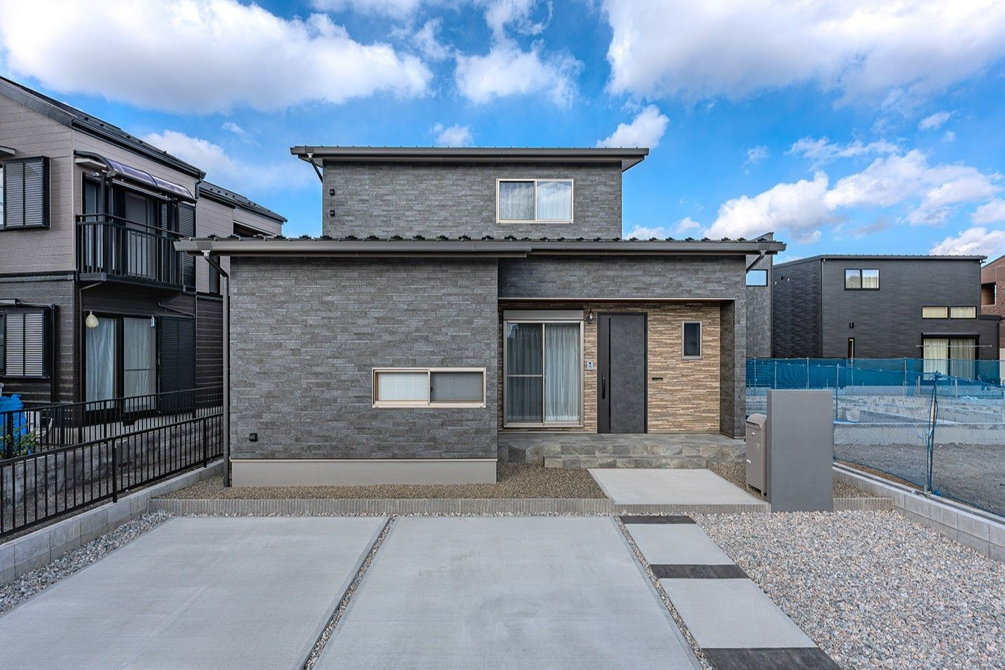 グレー×ベージュ外観の家