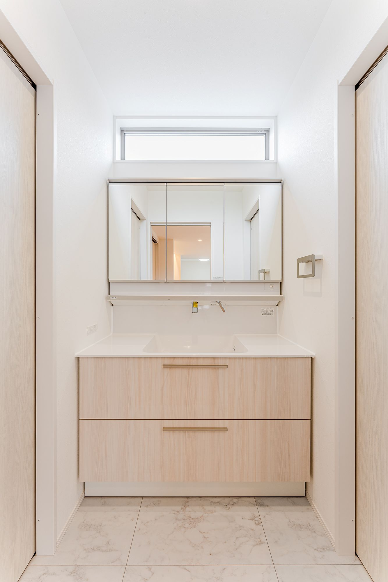 ホワイトベージュ×大理石調の洗面化粧台