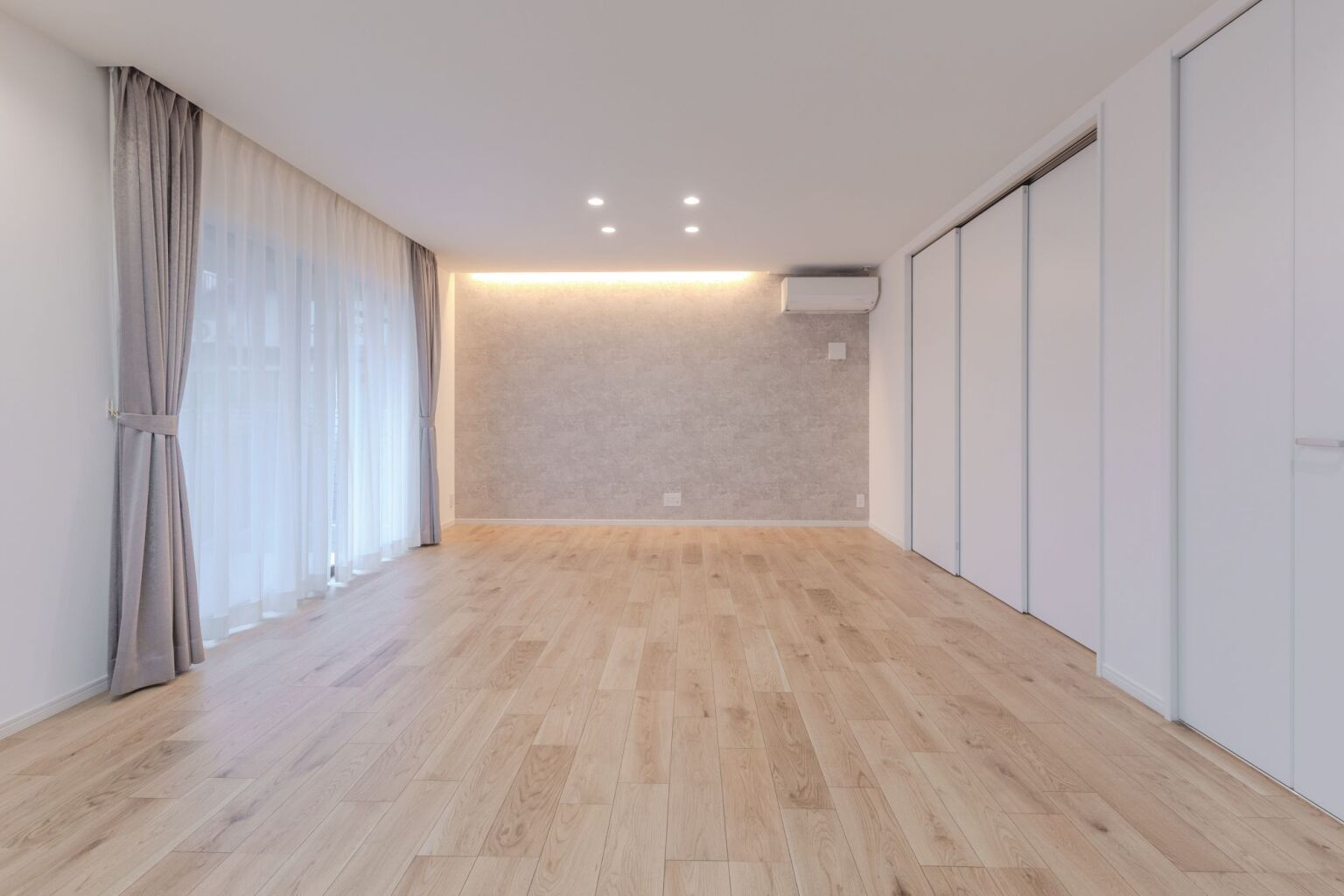 間接照明で暖かさ感じるリビング