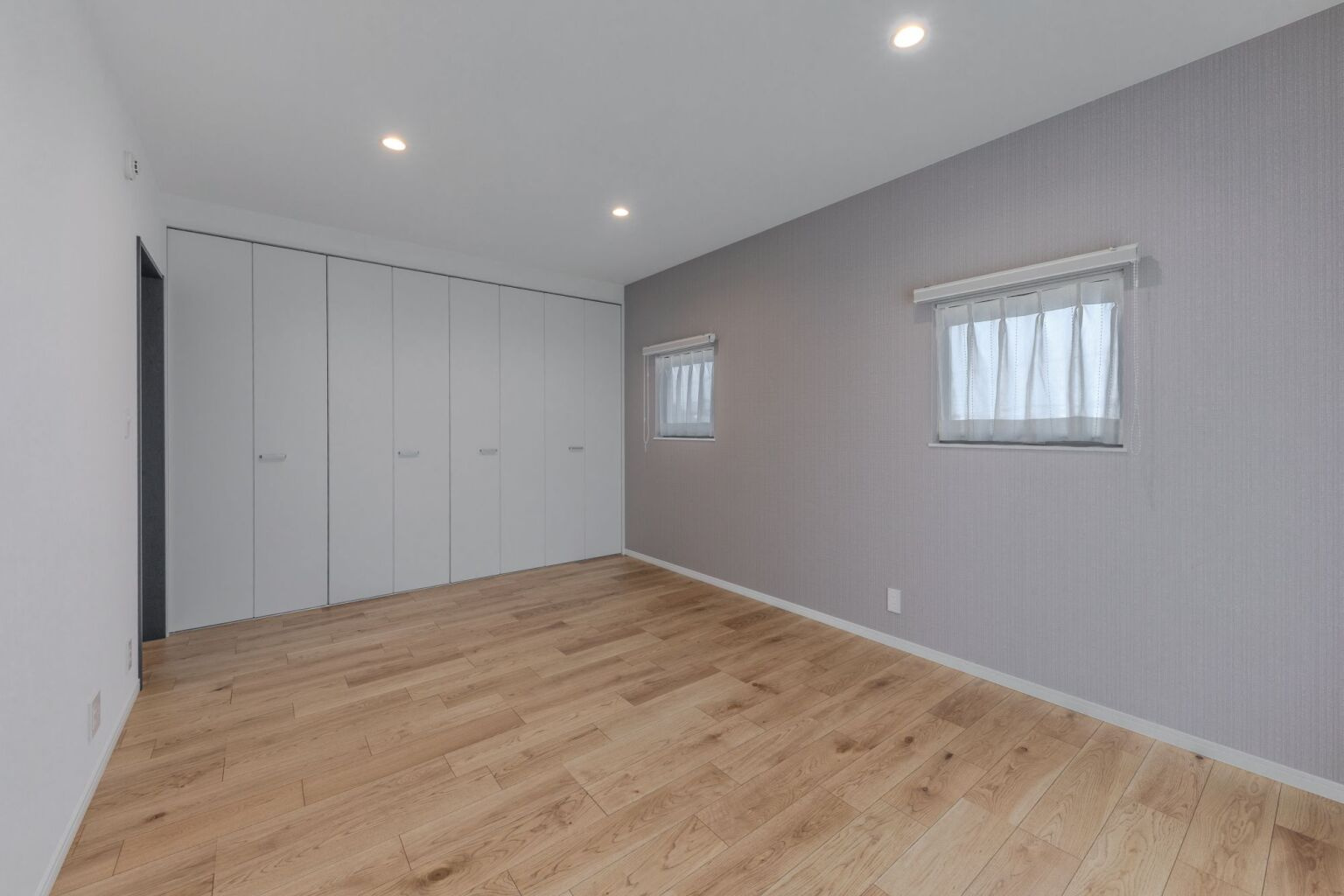 洋室内には大きめの収納を設けています