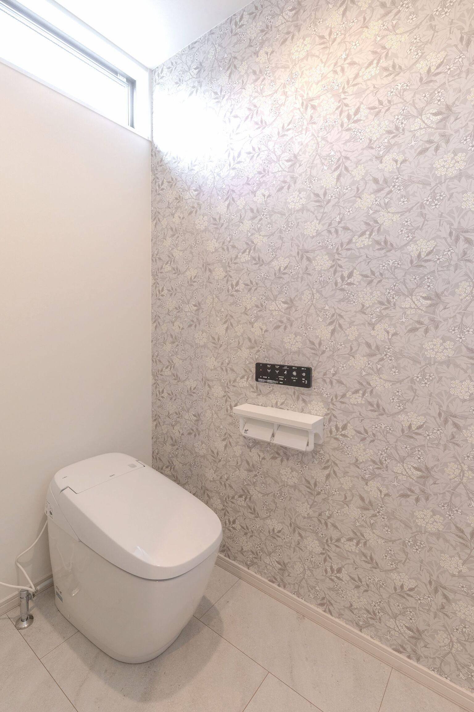 優しい花柄クロスのあるトイレ