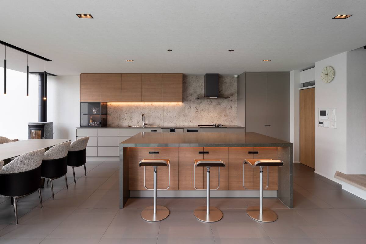 素材と色彩を整えた心地よいダイニングキッチン