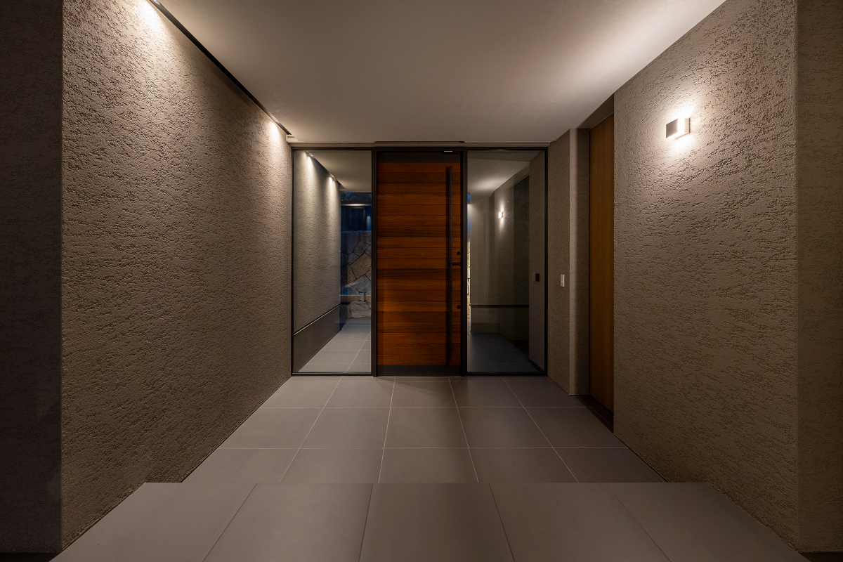 余白が静けさを湛える玄関