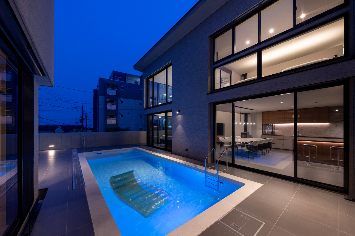 中庭でつながる水景のあるくらし