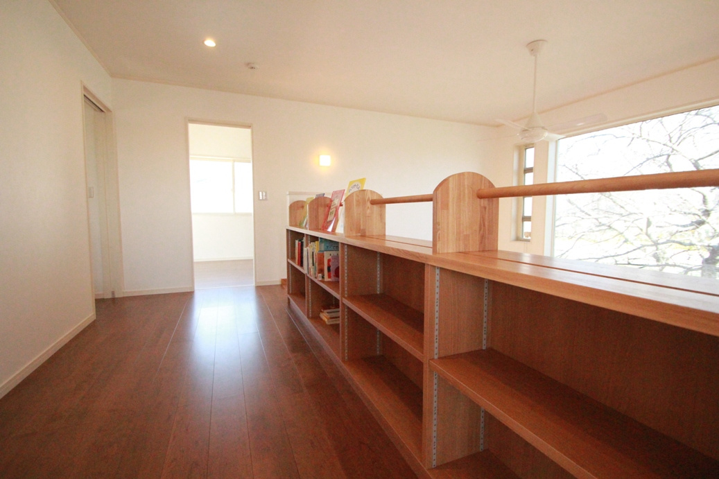 本棚を眺めながら