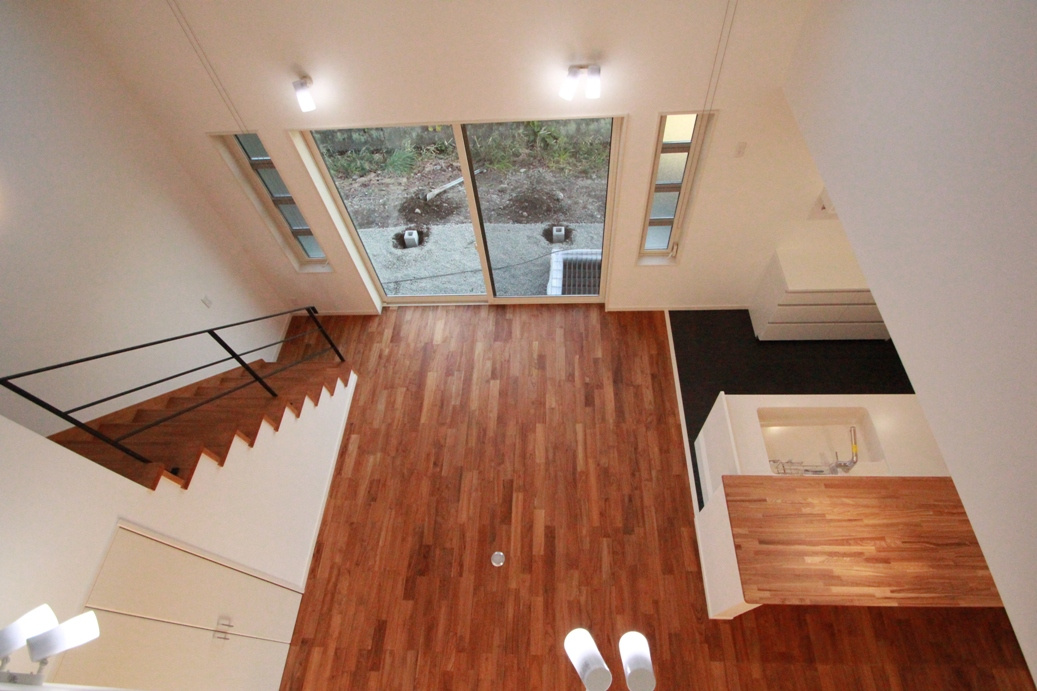 二階から望むリビング