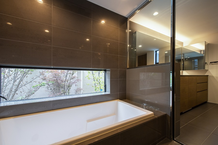 【神戸】外の緑を眺めながら入れるバスルーム