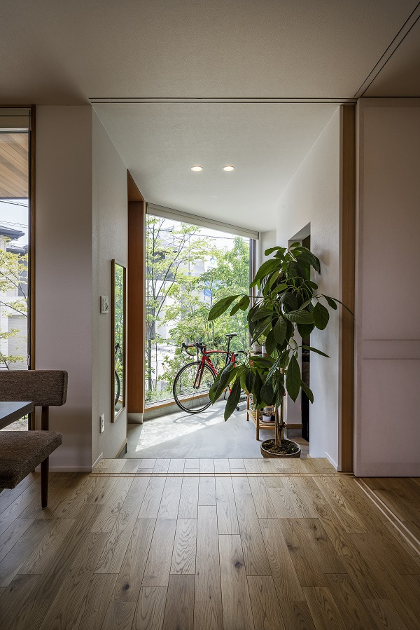 【神戸】大きな窓から庭の緑を取り込む広々とした土間空間