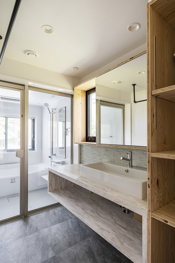 【神戸】景色を眺めながらの身支度ができる洗面室