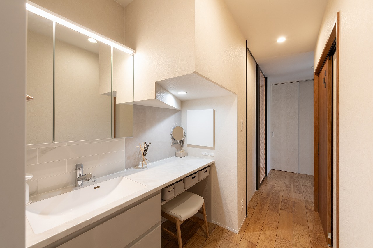 階段下のスペースを利用した洗面室