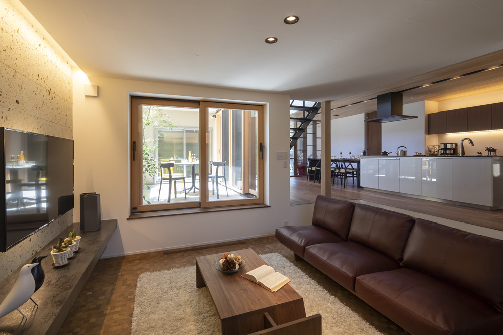 開放感あふれる吹き抜けと中庭のある家｜重量木骨の家×スキップフロア×シンボルツリー