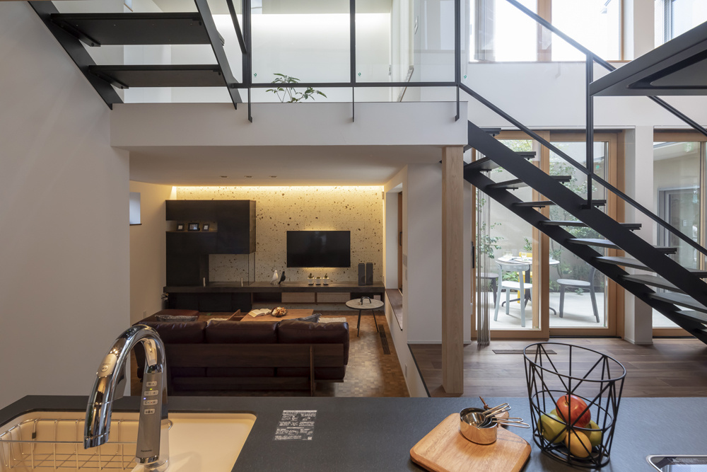 リビングと中庭、スキップフロアが望めるキッチン
