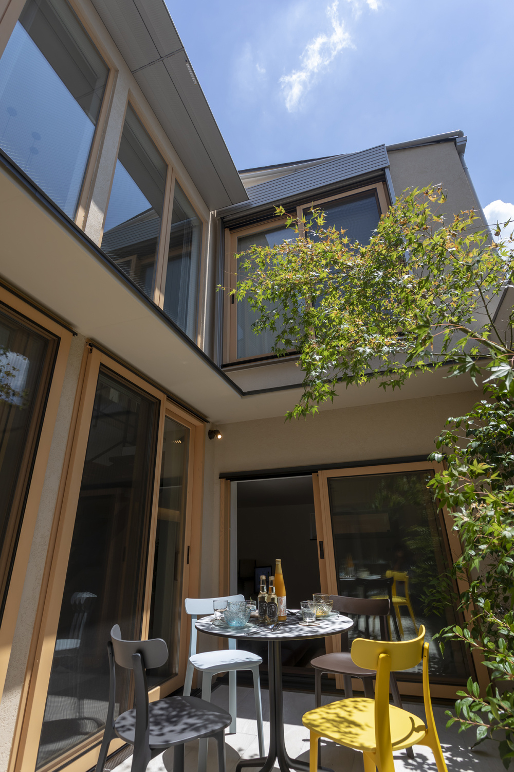 緑に囲まれながら陽の光を感じるアウトドアリビング