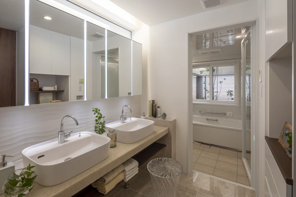 ラグジュアリーな洗面室