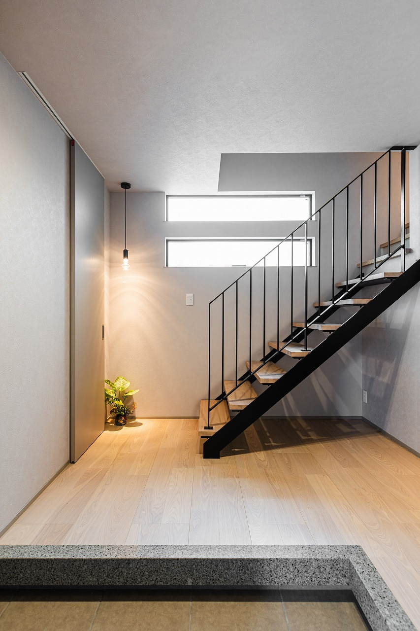 細部のデザインと美しく呼応する玄関ホール