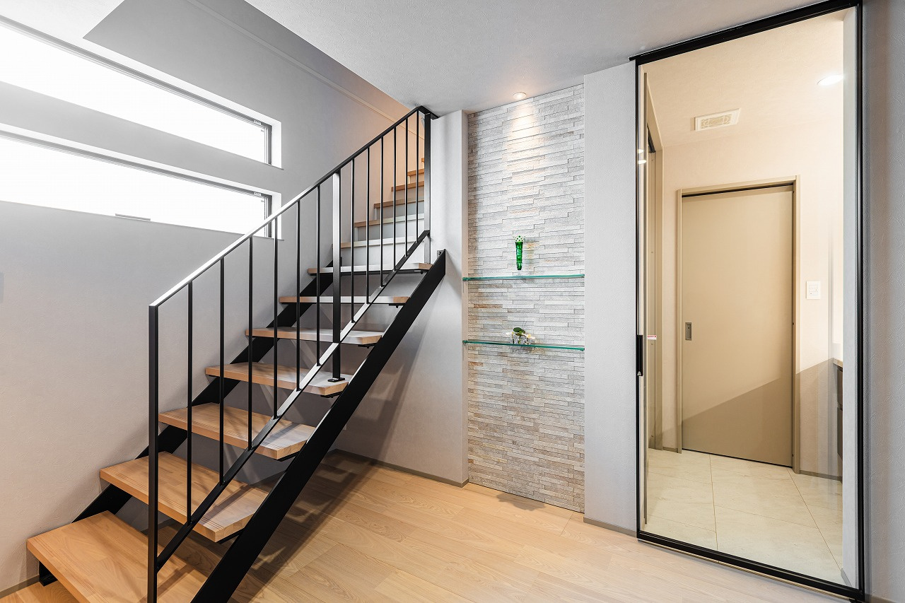 玄関ホールからつながる水まわり