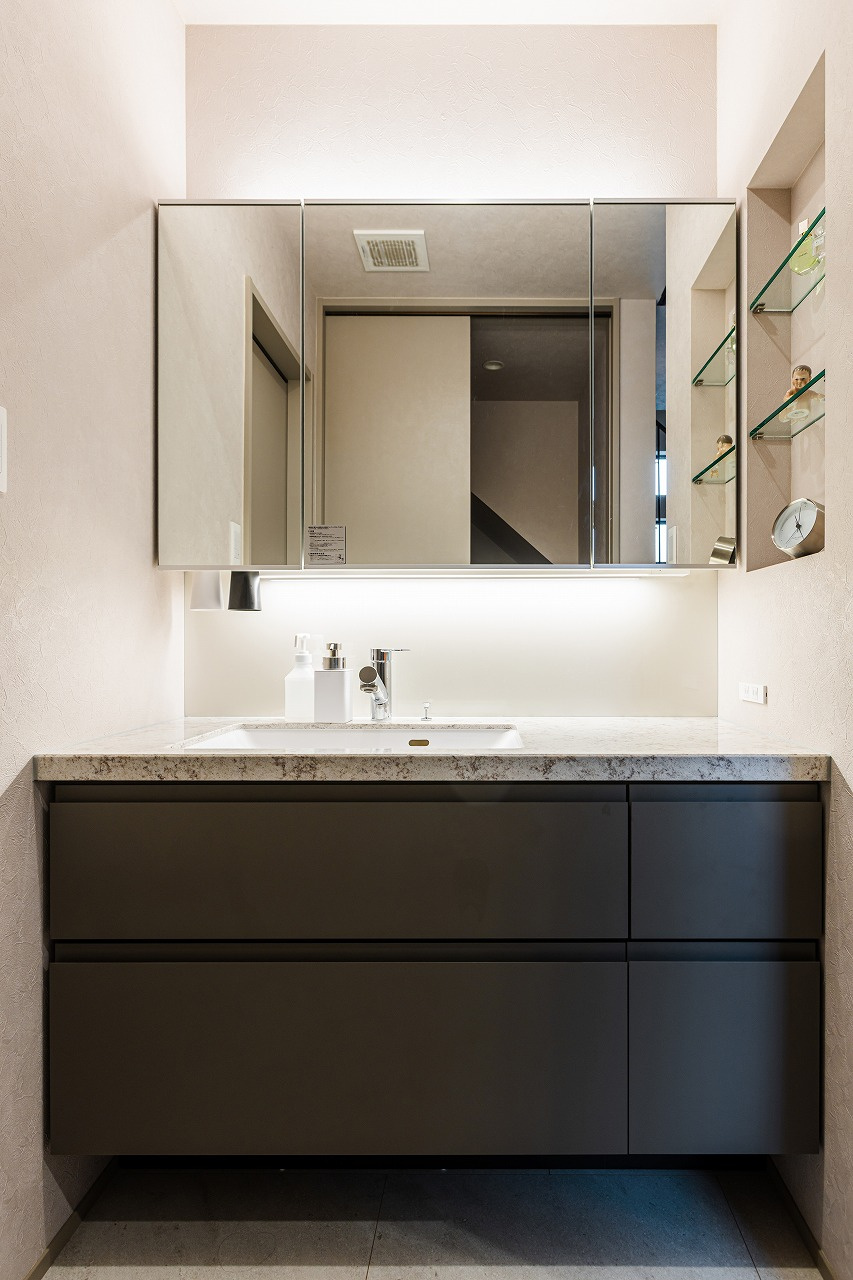 上質な雰囲気を纏う洗面空間