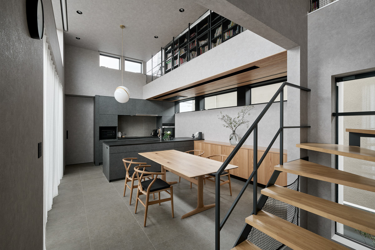 4m吹き抜けの開放的なダイニング