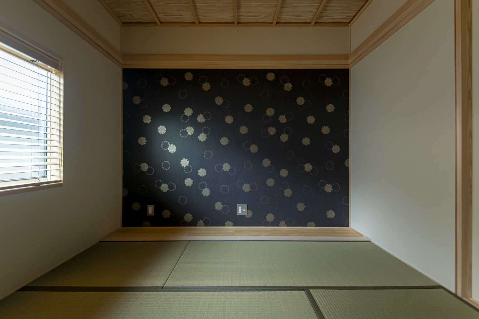 和紙のアクセントウォールが落ち着いた和室