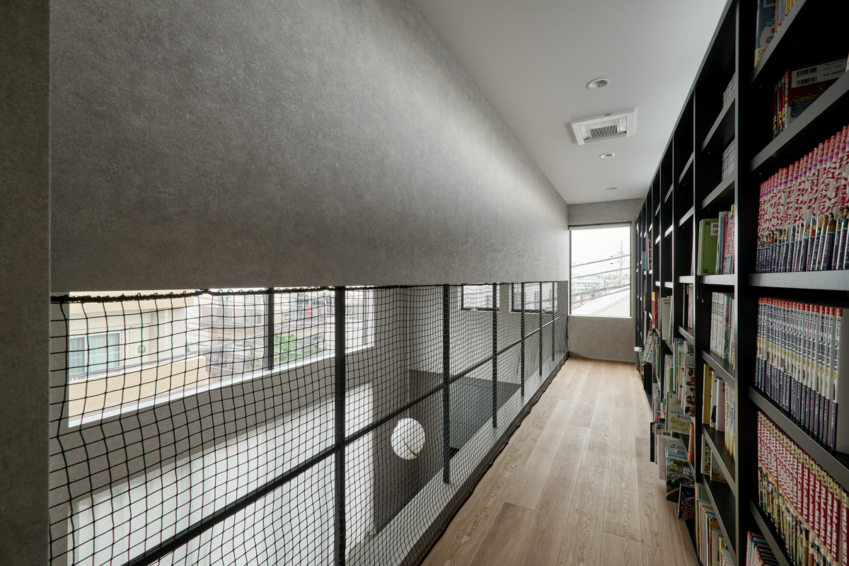 渡り廊下に広がる家族共用ライブラリースペース