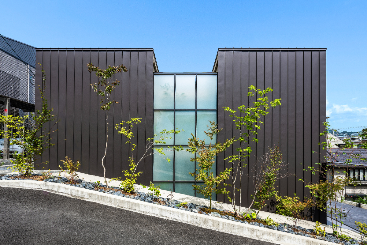 【西宮】斜面に佇むアウトドアが楽しめる家　