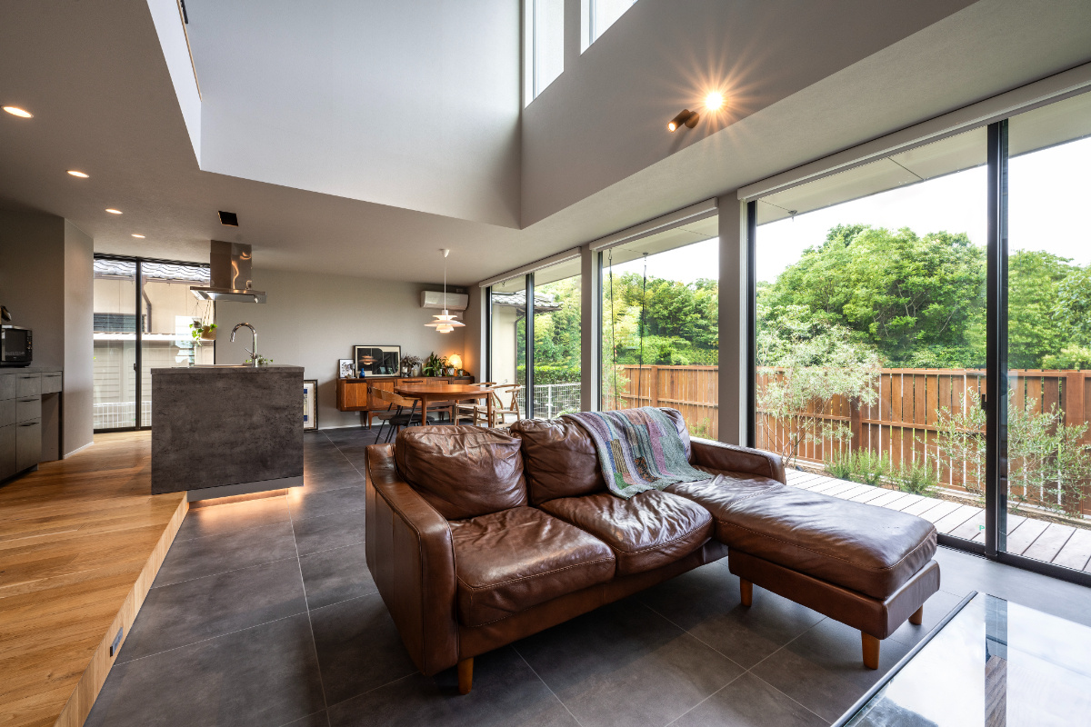 【神戸】縁側に囲まれ開放感のあるダイナミックな空間を演出