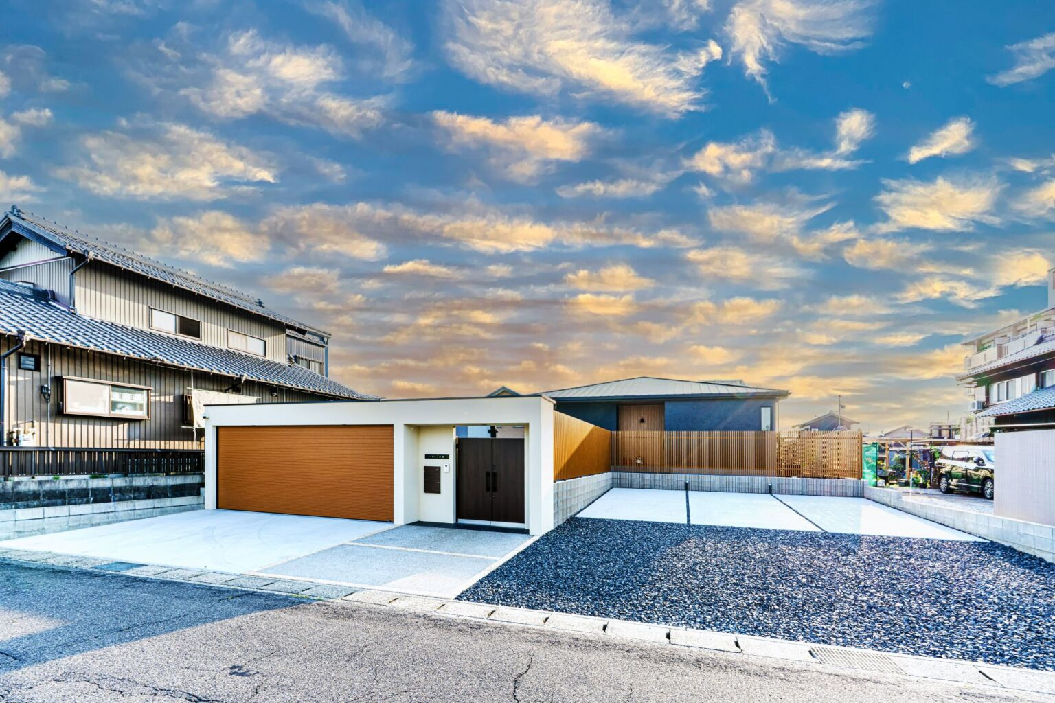 広い駐車スペースのある外観