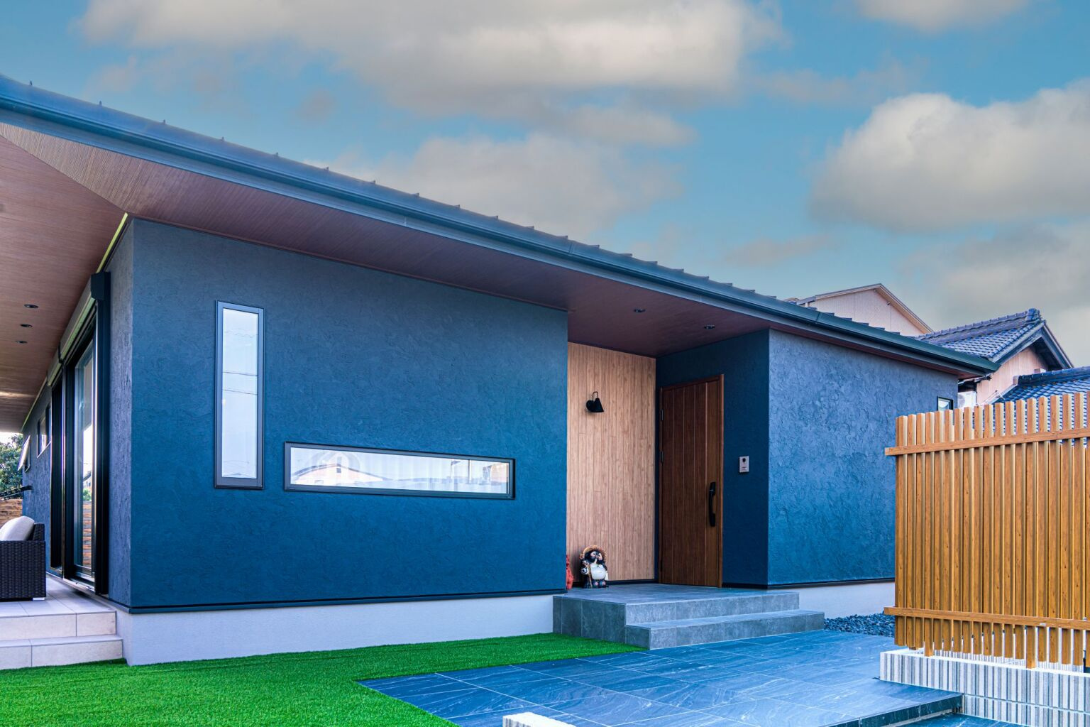 ブラック×ウッドな平屋