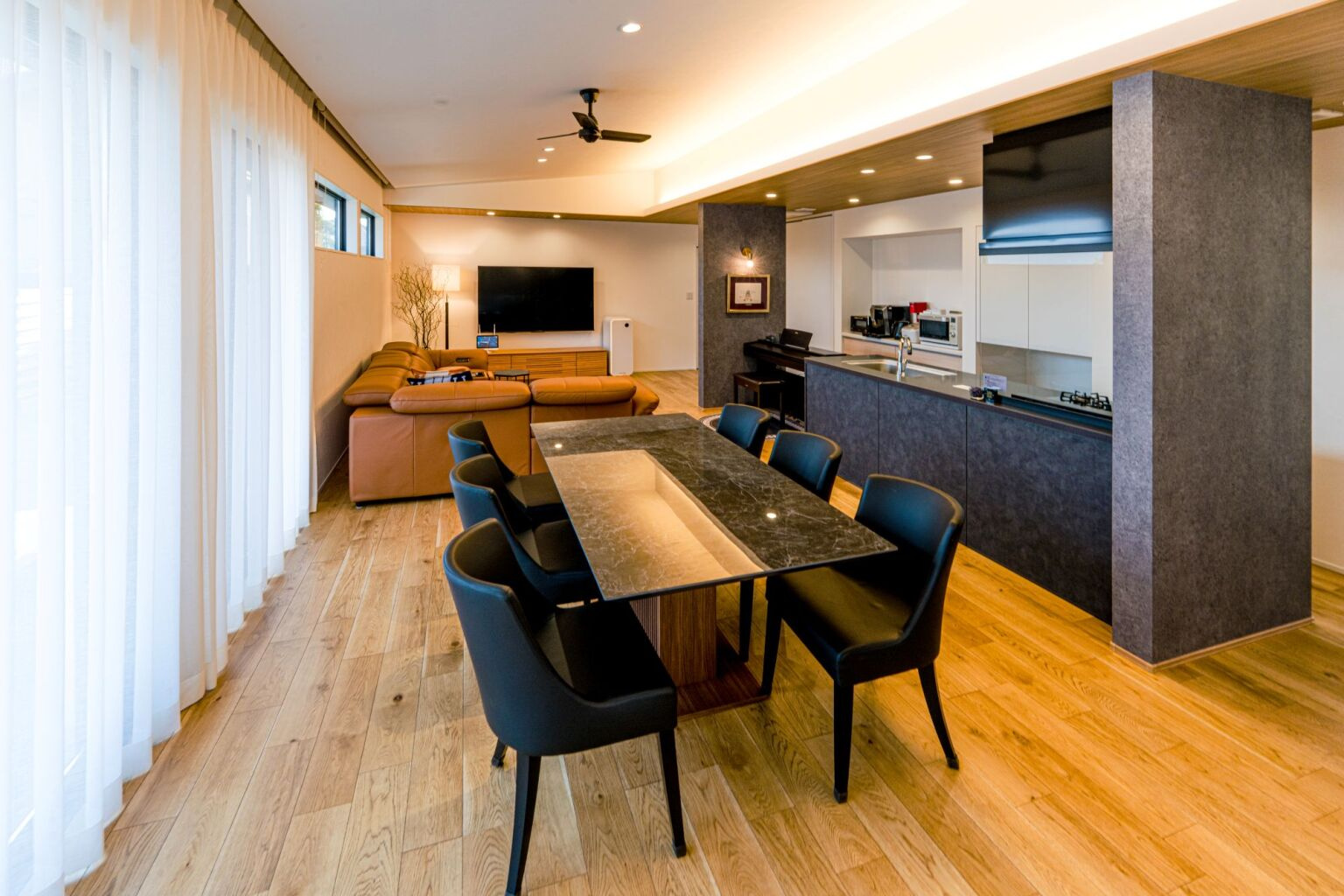  家族が自然と集まる、木のぬくもりあふれる開放的なLDK