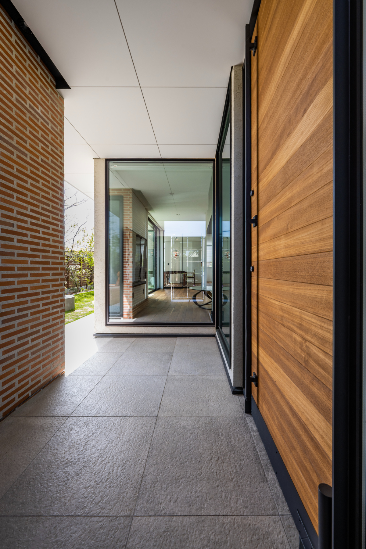 【西宮】ラインを揃え奥行を演出したホール