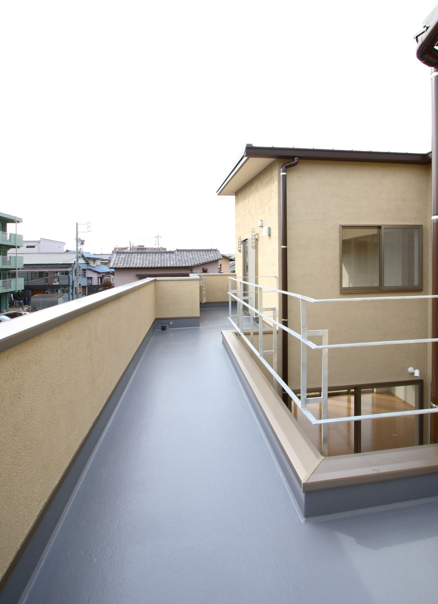 パティオを見下ろせるベランダ