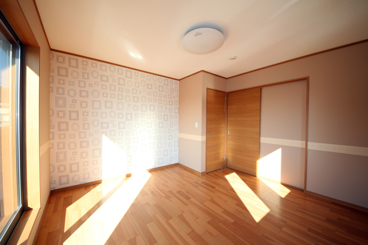 一面だけ壁紙変えてみました