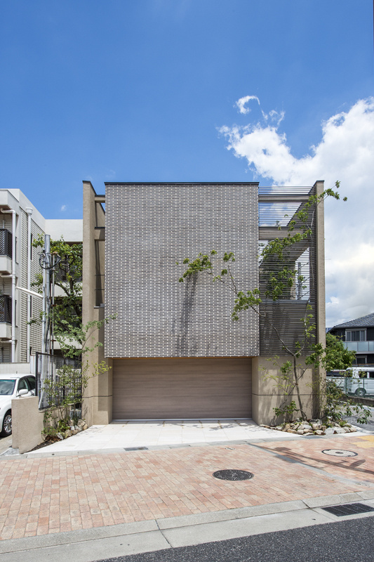 【西宮】プライバシーを守るタイル壁とビルトインガレージ