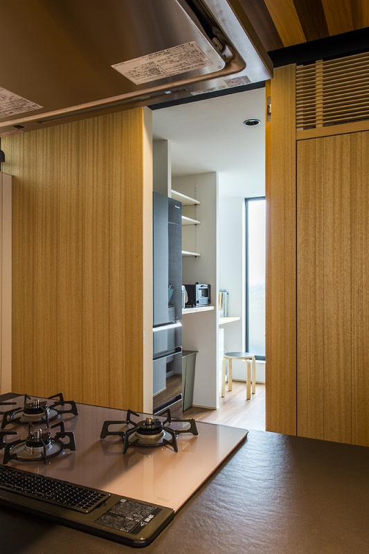 【西宮】パントリーにキッチン家電を全て収納し、生活感をなくしすっきりと暮らす