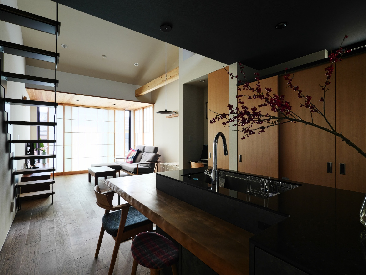 障子越しの明かりでプライバシーが守られるLDK 